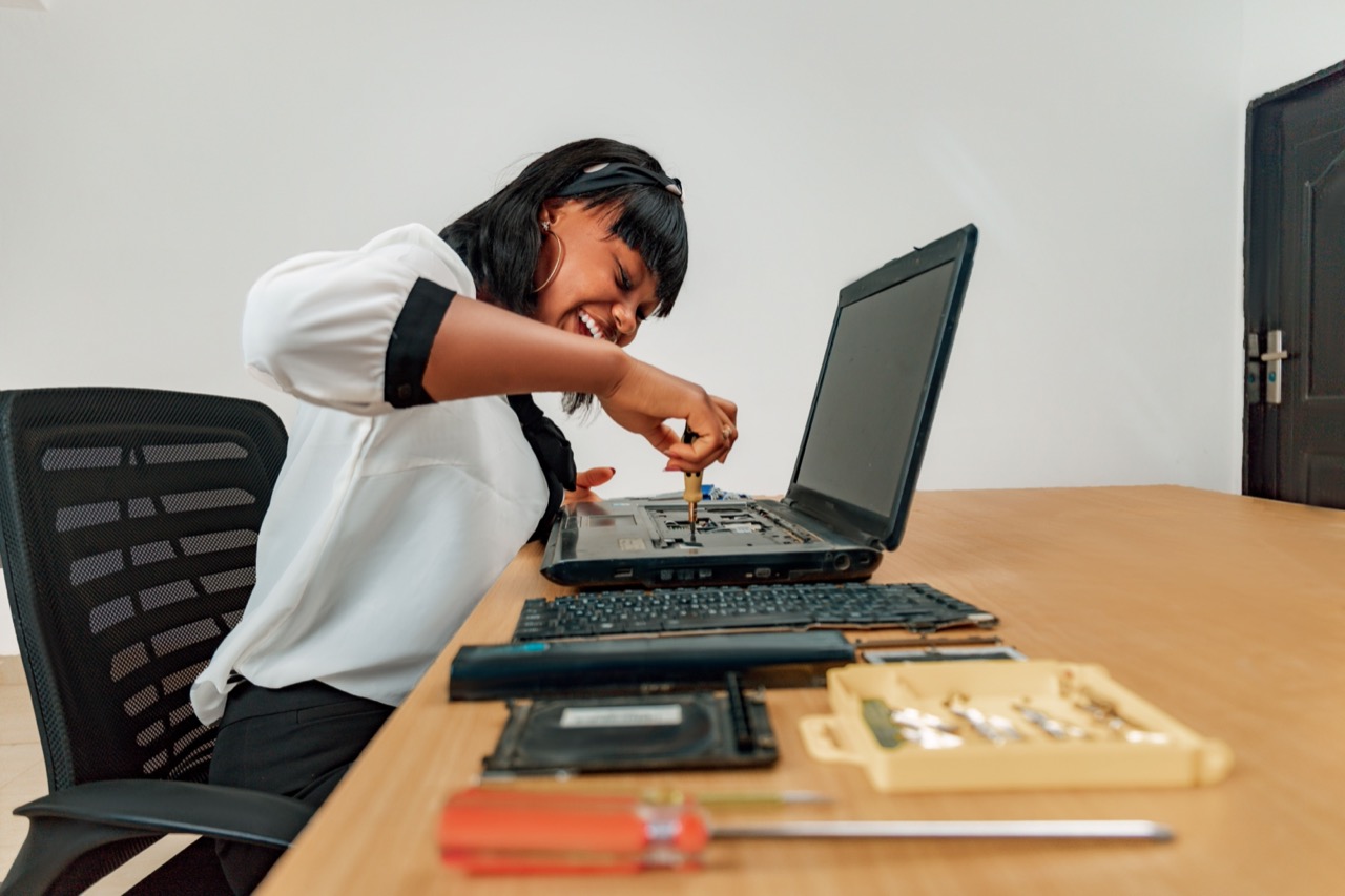 How to Choose the Right Replacement Battery for Your Laptop: What the Specs Actually Mean